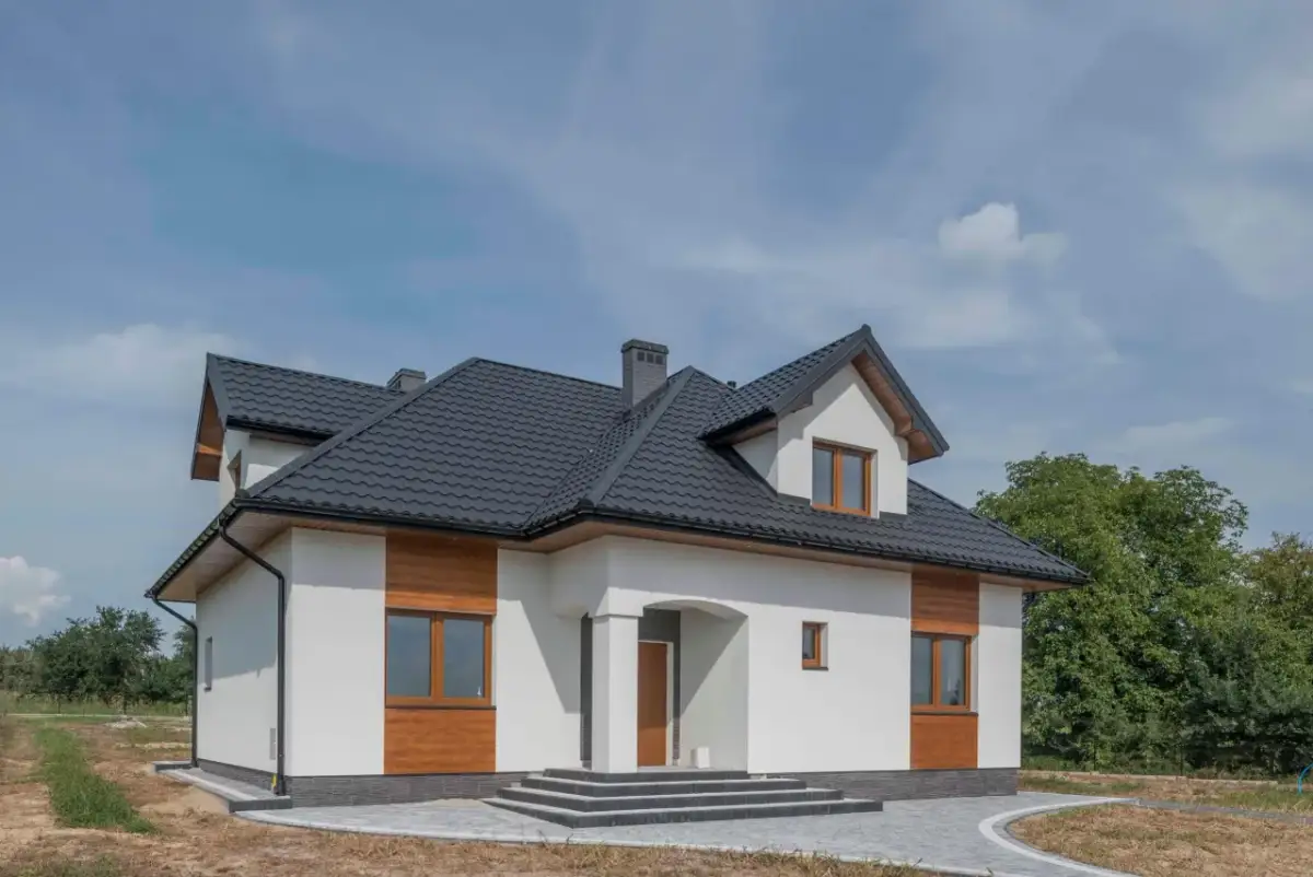 Płyty warstwowe dach – jak wybrać najlepsze rozwiązanie dla Twojego budynku