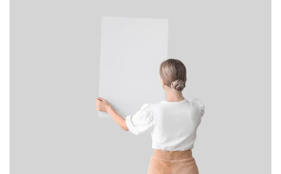 Jak powiesić plakat na ścianie bez uszkadzania powierzchni?