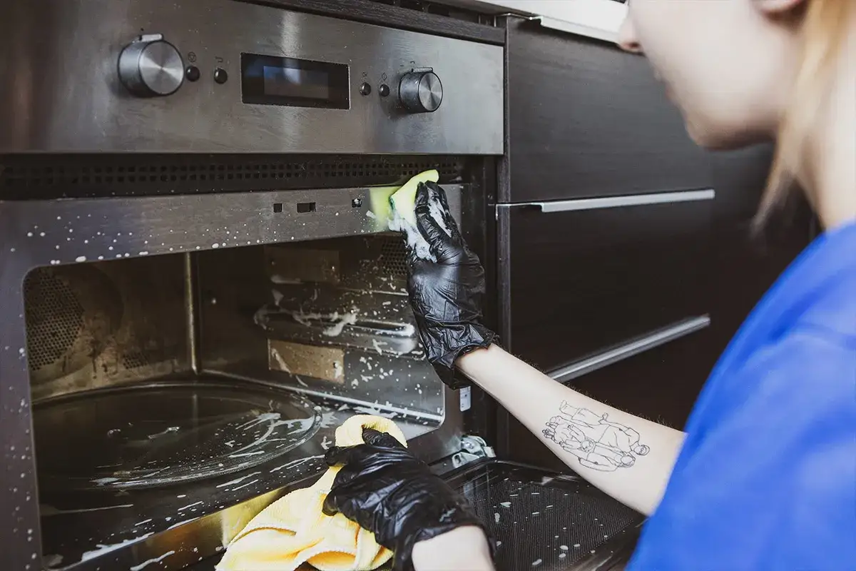Jak wyczyścić piekarnik? Skuteczne metody na każdy brud!