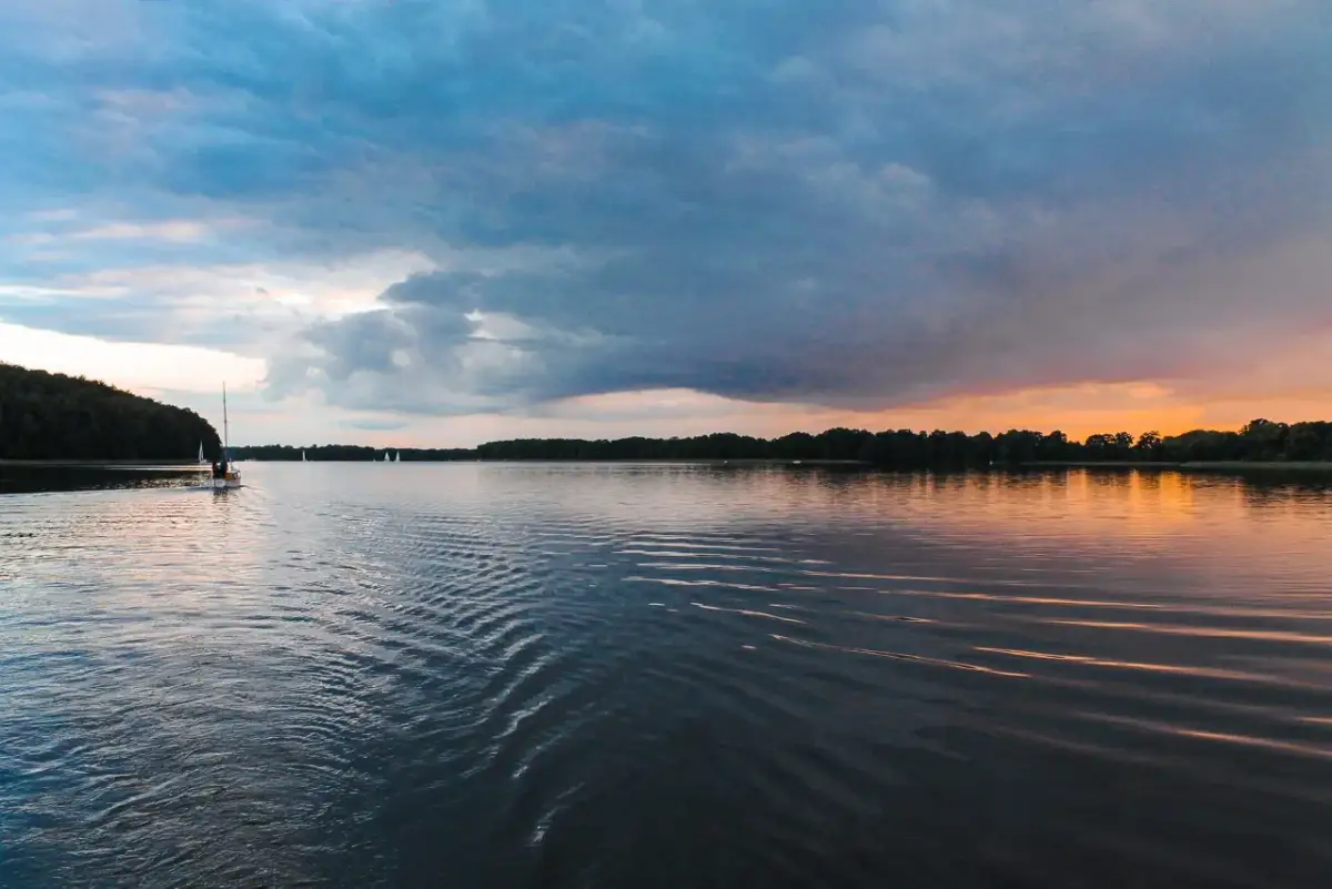 Spływy kajakowe Warmia i Mazury: Twój przewodnik po szlakach marzeń
