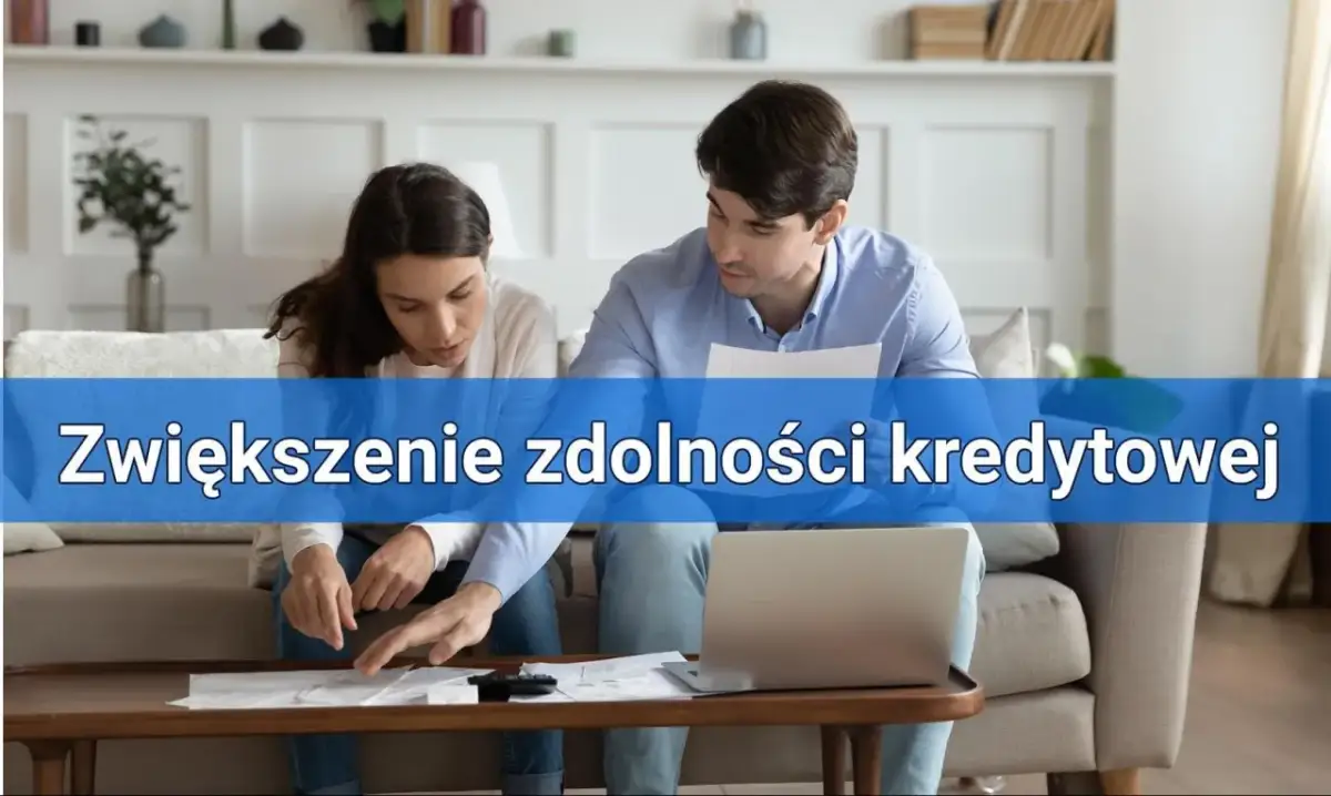 Para analizuje dokumenty, by dowiedzieć się, jak zwiększyć zdolność kredytową.