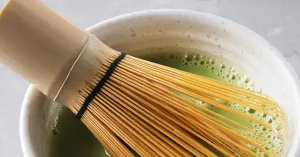 Czy matcha ma kofeinę? Porównanie z kawą i jej działanie