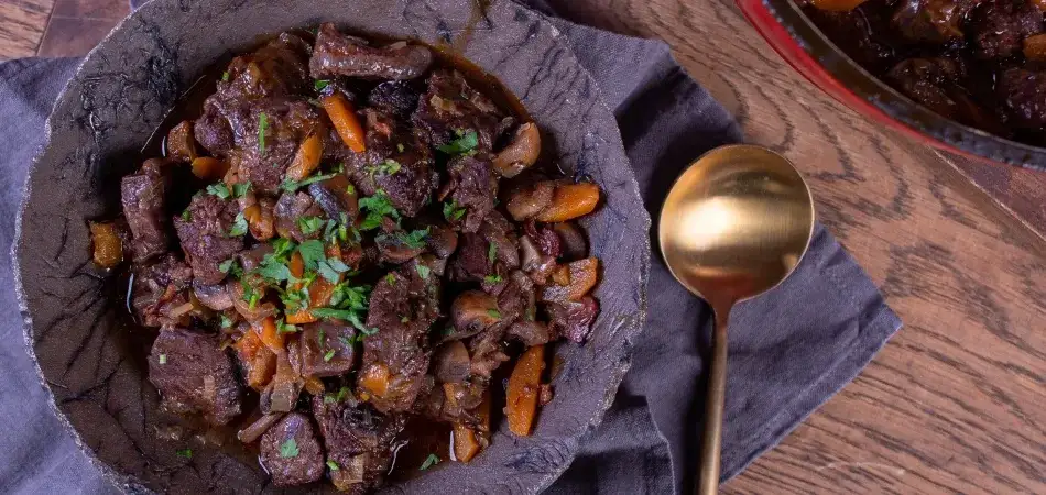 Prosta wołowina po burgundzku w garnku – idealny przepis na obiad