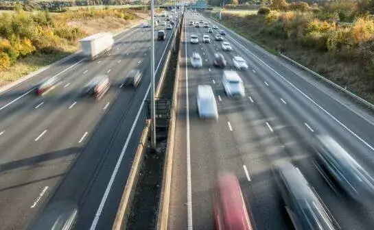 Jak jeździć po autostradzie: unikaj najczęstszych błędów i zagrożeń