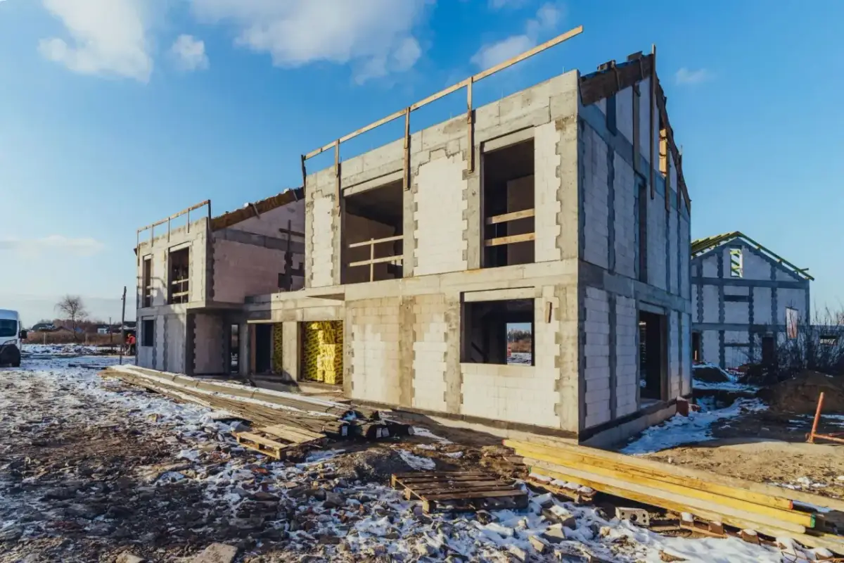 Fasada budynku co to? Poznaj jej znaczenie i funkcje w architekturze