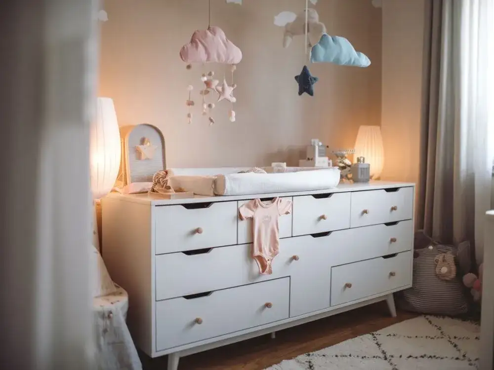 Jaką komodę dla niemowlaka wybrać, by zapewnić bezpieczeństwo?