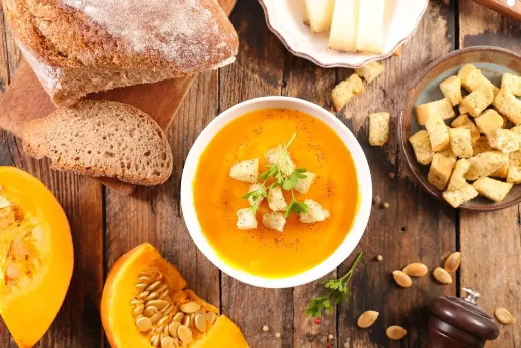 Co do zupy dyniowej? Najlepsze składniki i przepisy na sezonową potrawę