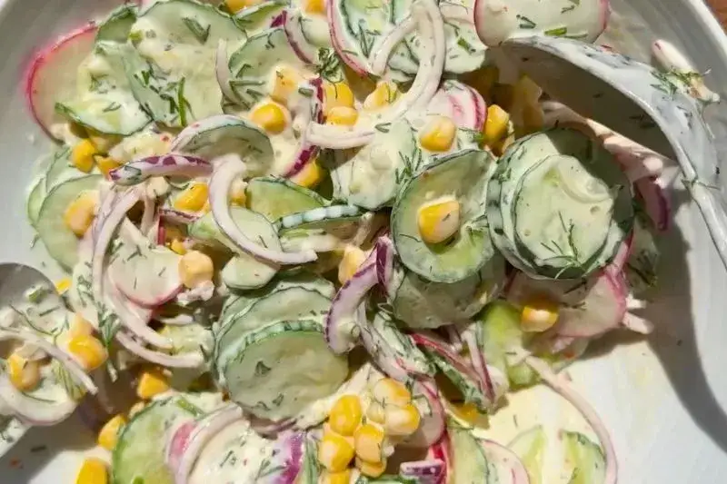 Sałatki do szaszłyków: Jak dobrać idealną? Przepisy na grilla