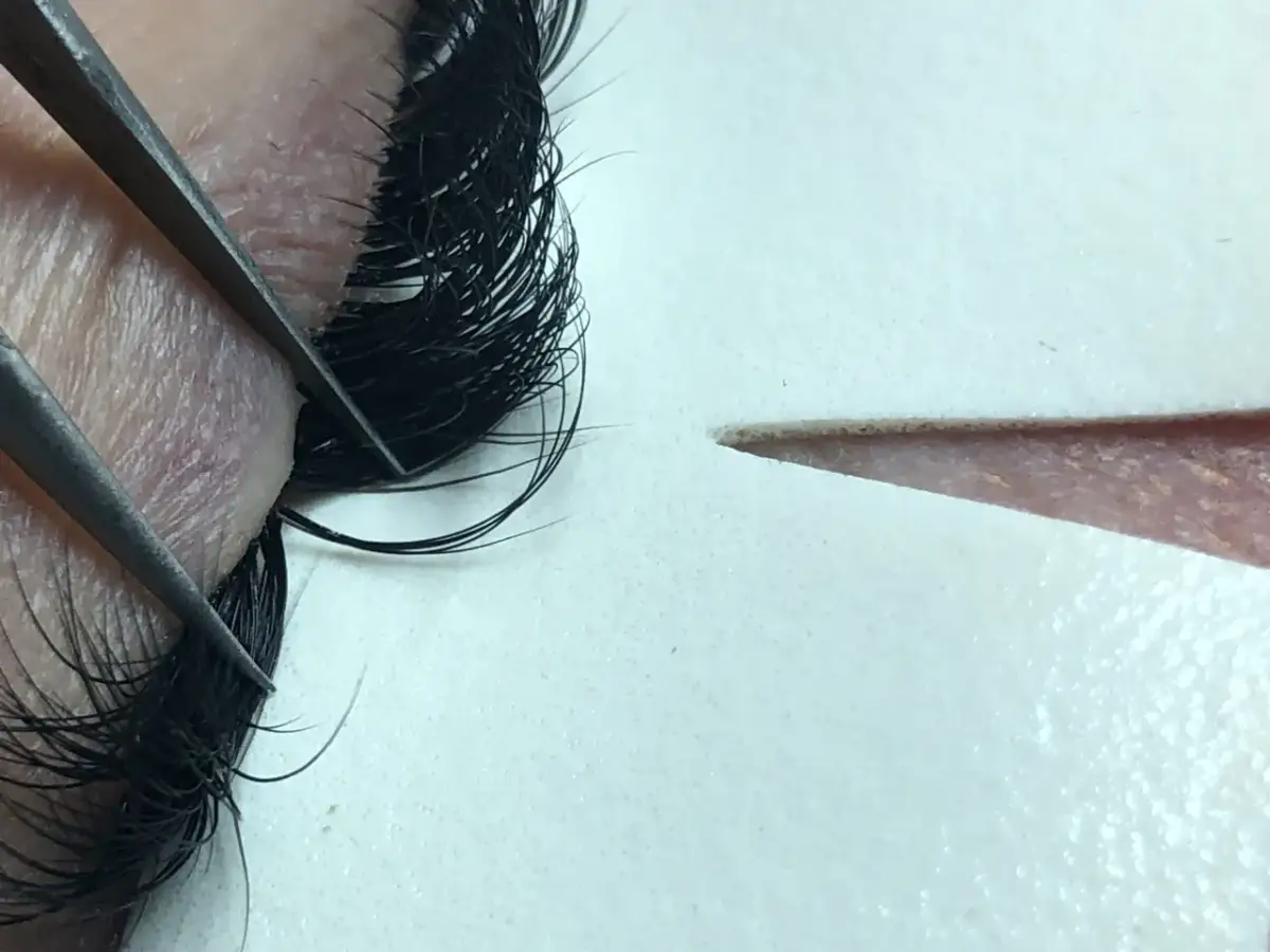 Ile rzęs wypada dziennie? Odkryj normę i sekrety trwałej aplikacji.