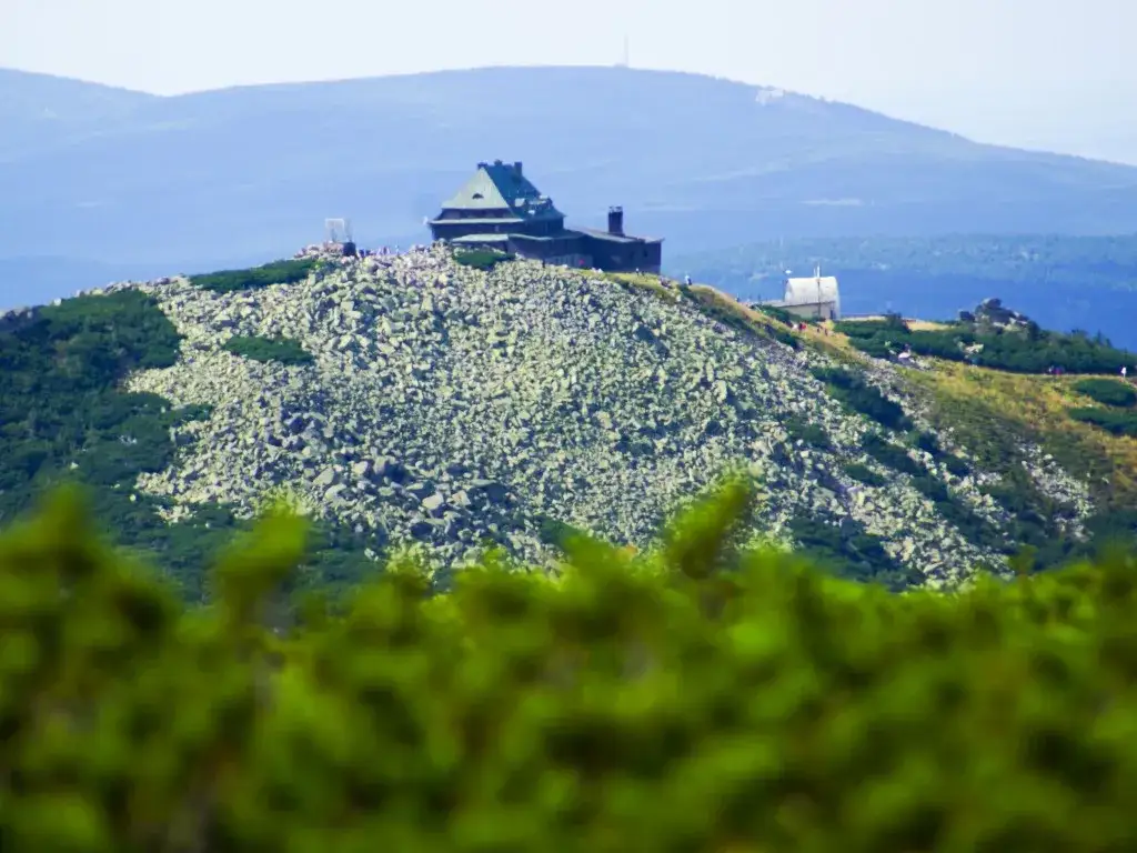 Szrenica: Karkonoski szczyt, szlaki, wyciąg i atrakcje. Co warto wiedzieć?