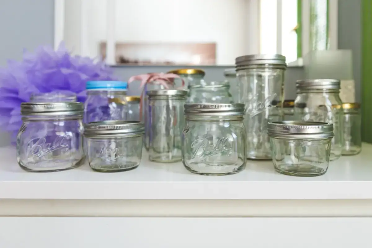 Jak wykorzystać słoik po świeczce? 10 kreatywnych pomysłów na nowe życie