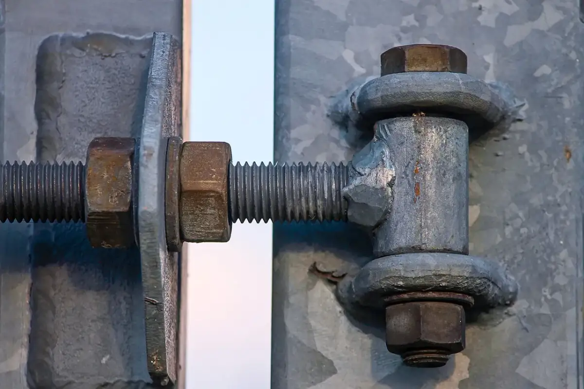 Jakie zawiasy do bramy dwuskrzydłowej - wybierz najlepsze rozwiązanie