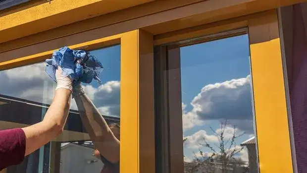Ceny mycia okien w Warszawie – ile naprawdę zapłacisz za usługi?