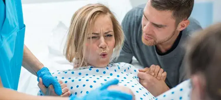 Jak przeć w czasie porodu: 8 skutecznych technik dla mam