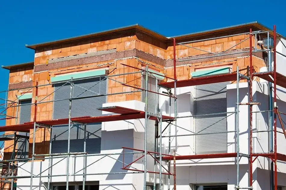 Czy gruntować elewacje przed zimą? Kluczowe informacje i porady