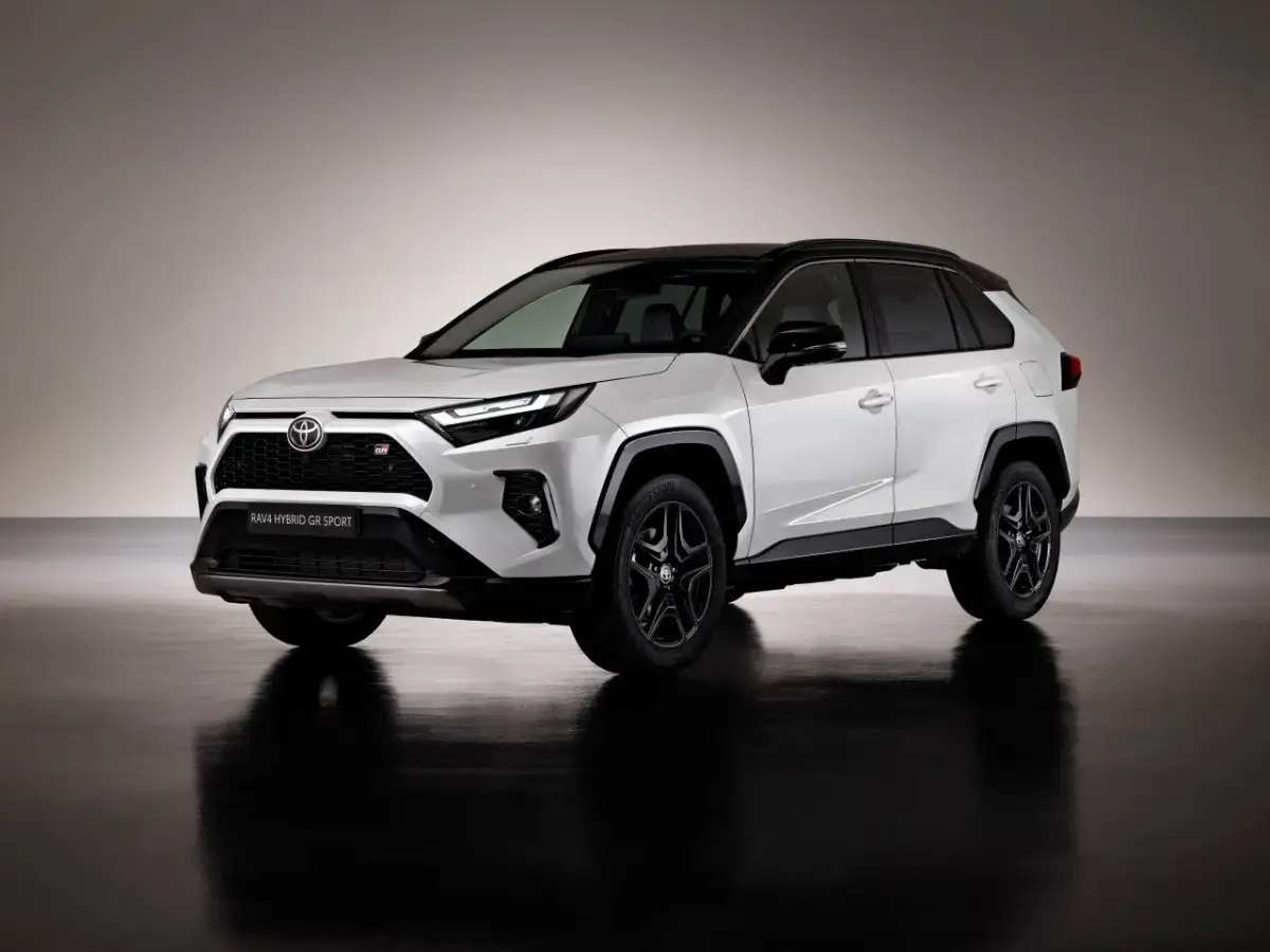 Biała Toyota RAV4 Hybrid GR Sport z czarnym dachem. Zastanawiasz się, ile kosztuje Toyota RAV4 w tej sportowej wersji?