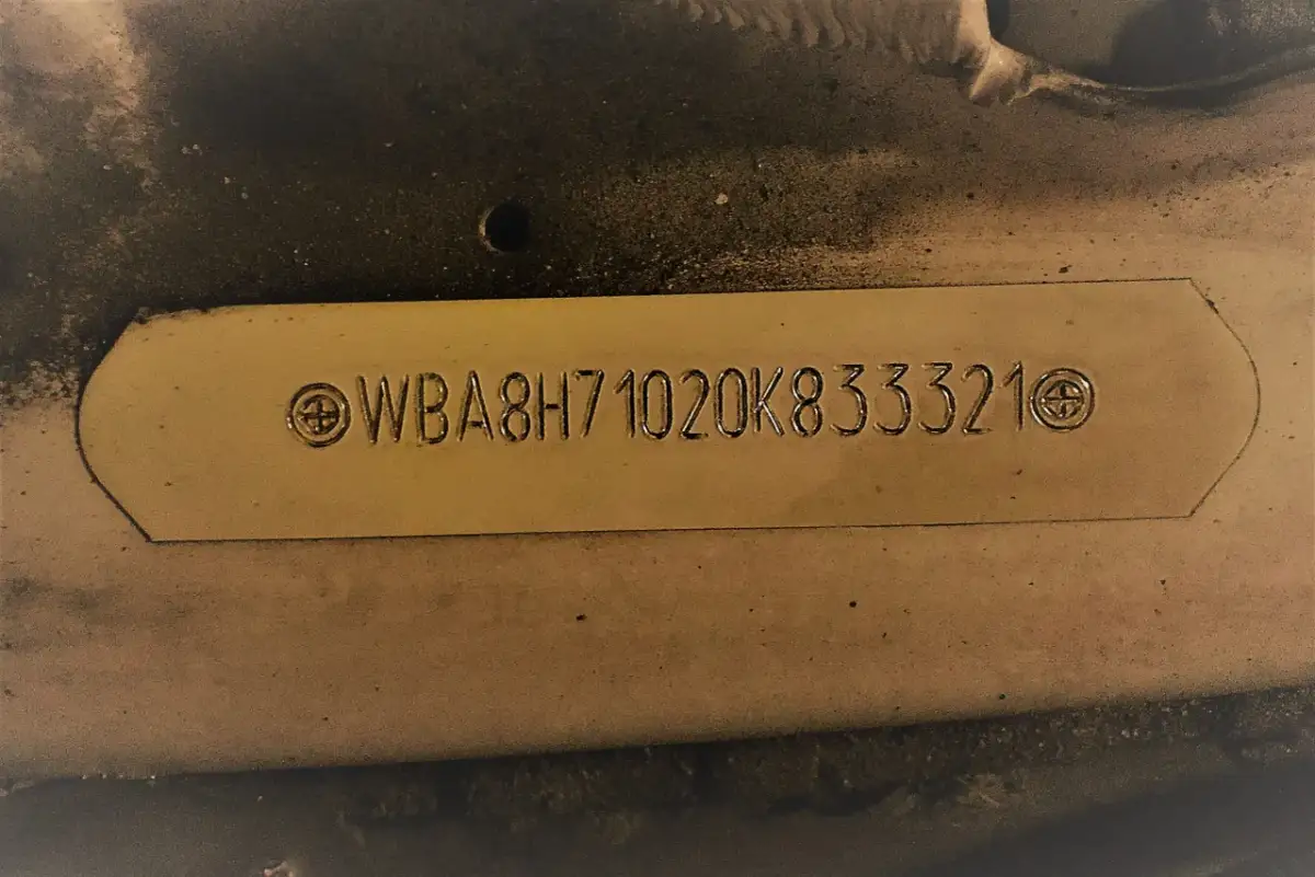 Tabliczka z numerem VIN samochodu Opel: WBA8H71020K833321.