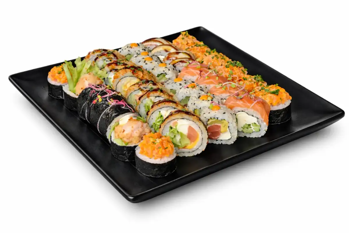 Talerz sushi z łososiem, krewetkami i warzywami. Zastanawiasz się, ile kosztuje sushi? Ta porcja wygląda apetycznie!