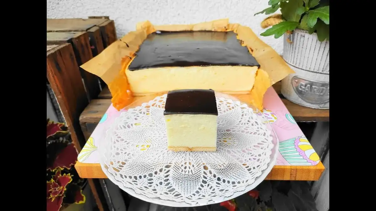 Sernik na dużą blachę który nie opada – sprawdzony przepis krok po kroku