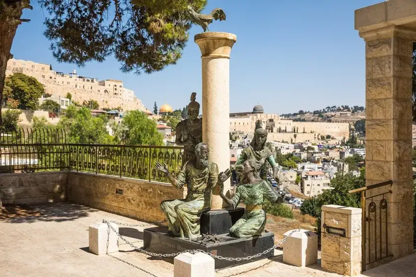 Kościół z kogutem: odkryj znaczenie symbolu w chrześcijaństwie