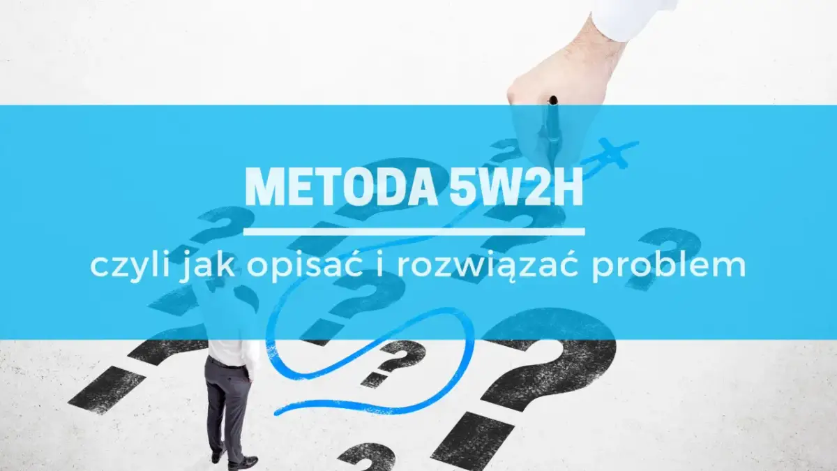 Metoda 5W1H: jak opisać i rozwiązać problem? Człowiek wpatruje się w znaki zapytania, ręka z długopisem zaznacza kluczowe pytania.