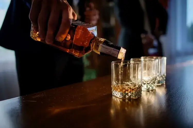 Ile kalorii ma 50 ml whisky? Zaskakujące fakty o kaloriach w alkoholu