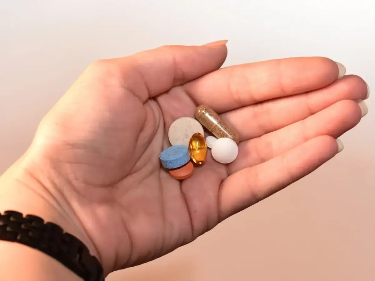 Czym popijać leki? Woda to podstawa! Czego unikać?