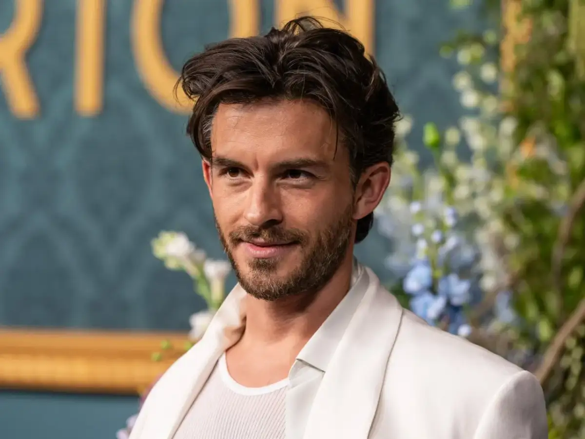 Jonathan Bailey, znany z roli Anthony'ego Bridgertona, w białej marynarce. Choć jego ekranowa żona to Kate Sharma, w życiu prywatnym Jonathan Bailey jest gejem i nie ma żony.