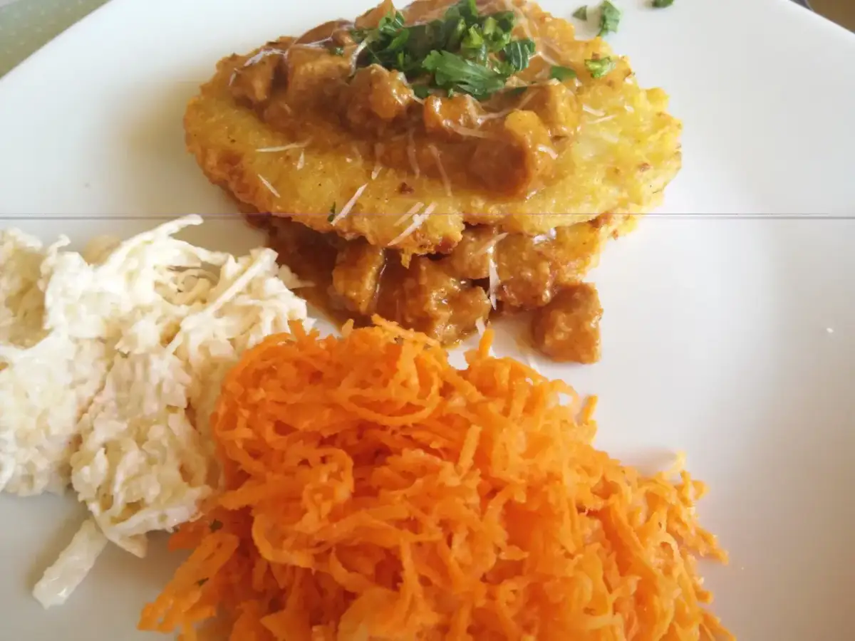 Jakie surówki pasują do placków po węgiersku? Sprawdź najlepsze propozycje