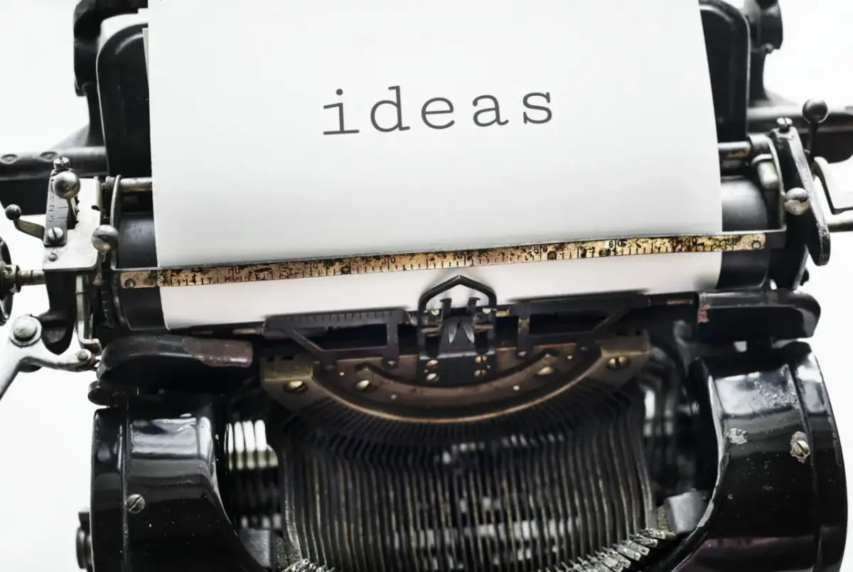 Stara maszyna do pisania z napisem "ideas" na papierze. Czasem potrzebujemy nowych pomysłów, by odpowiedzieć na trudne pytania o życiu.
