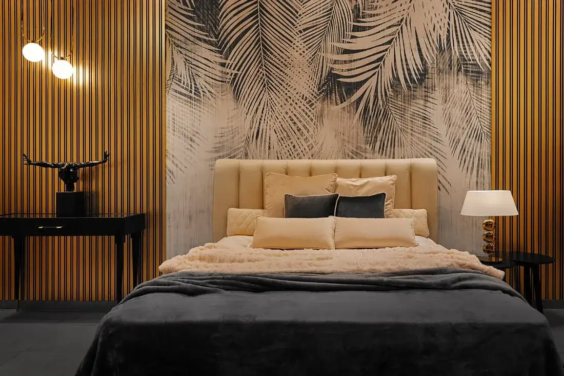 Dekoracje ścian w sypialni: Lamele, obrazy, tapety co jest hitem?