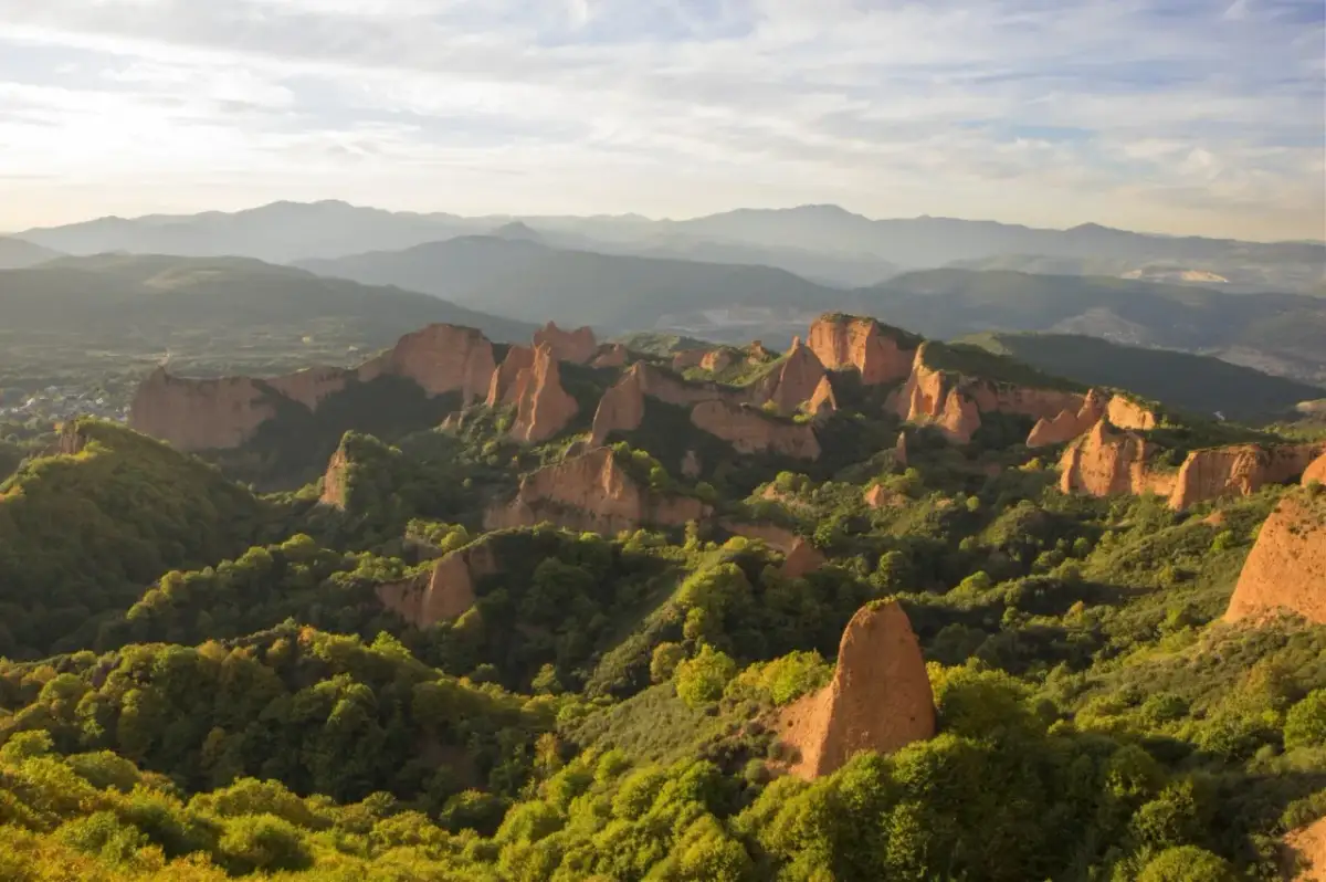 Niezwykłe, pomarańczowe formacje skalne i bujna zieleń – tak można zobaczyć w Hiszpanii, krajobraz jak z innej planety.