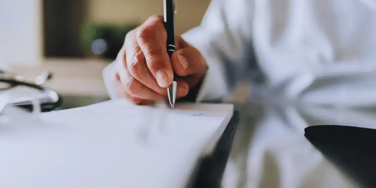 Skierowanie na rehabilitację NFZ: Lekarz rodzinny czy specjalista?