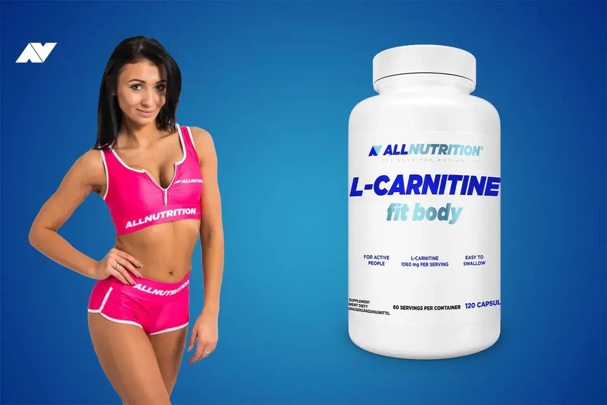 Kobieta w sportowym stroju obok suplementu L-Carnitine. Sprawdź l-karnityna dawkowanie dla aktywnych osób.