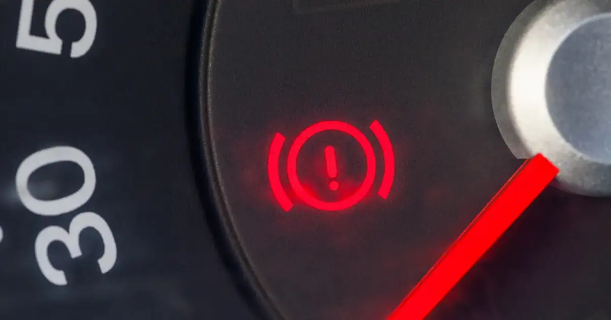Czerwona kontrolka kółko z kreskami na desce rozdzielczej ostrzega o problemach z hamulcami.