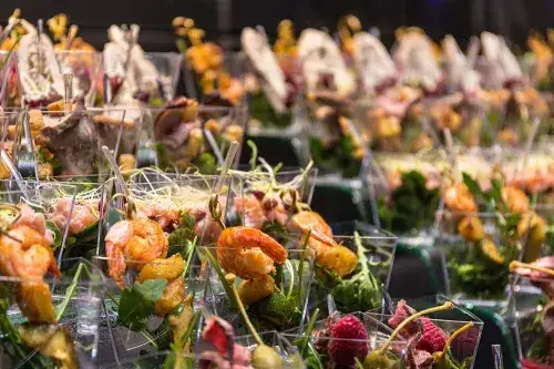 Catering na 60 osób: Ile zapłacisz? Uniknij ukrytych kosztów!