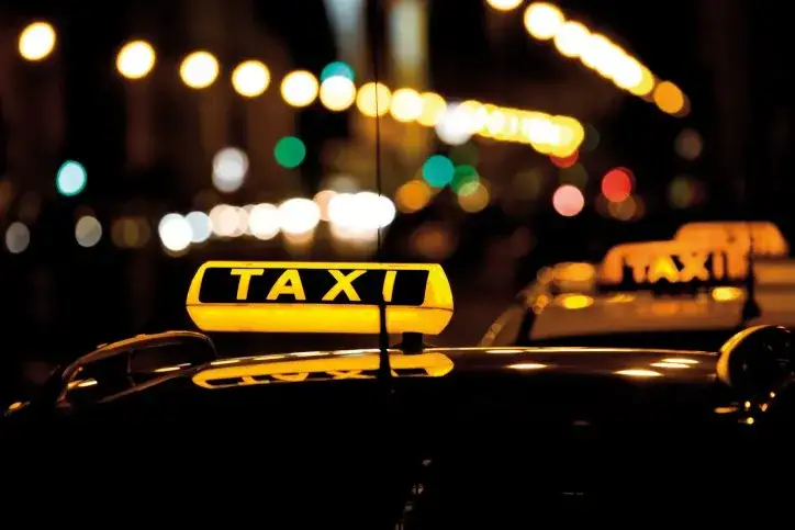 Ile kosztuje taxi w Niemczech? Ceny i ukryte opłaty, które musisz znać
