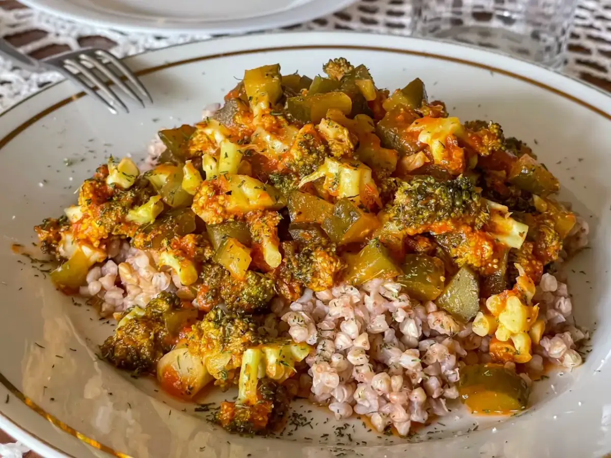 Pyszna kasza z warzywami w sosie pomidorowym – idealny przykład, jak zrobić sos do kaszy z niczego.