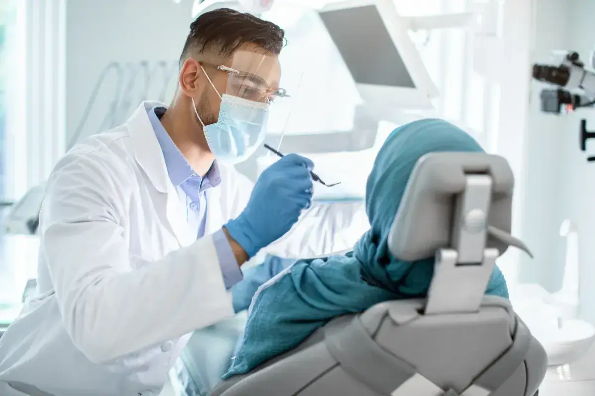 Pokonaj lęk przed dentystą: Bezbolesne metody i spokojna wizyta