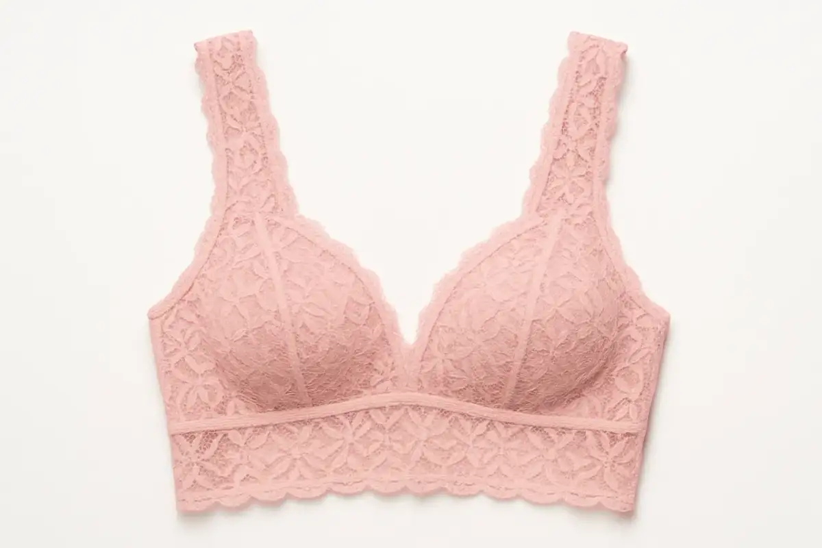 Różowy, koronkowy bralet co to? Delikatny biustonosz bez fiszbin, idealny na co dzień.