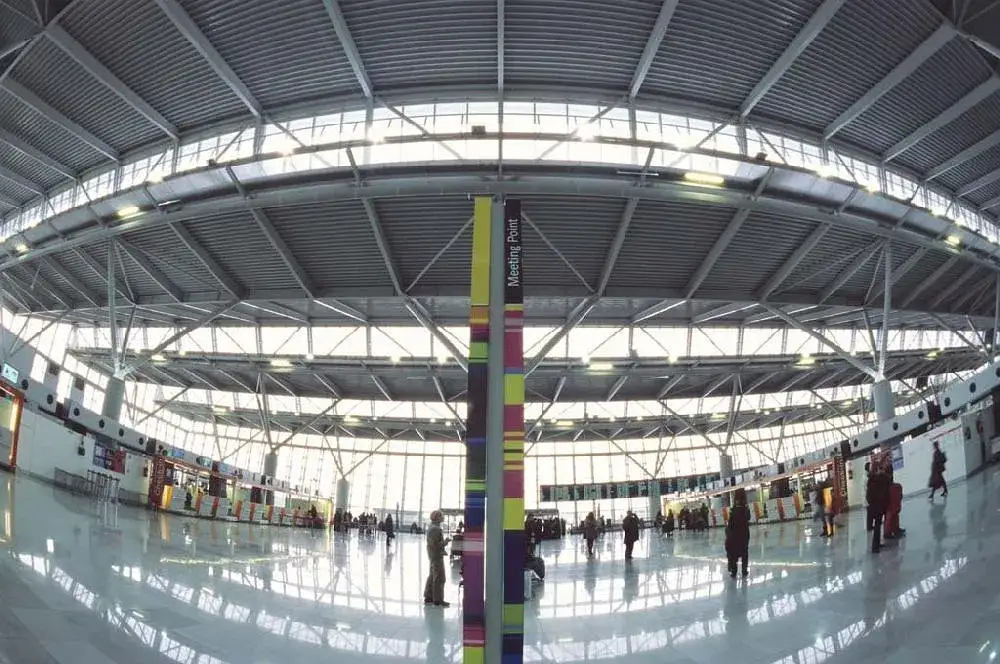 Czy na lotnisku jest wifi? Sprawdź, gdzie skorzystasz z darmowego internetu