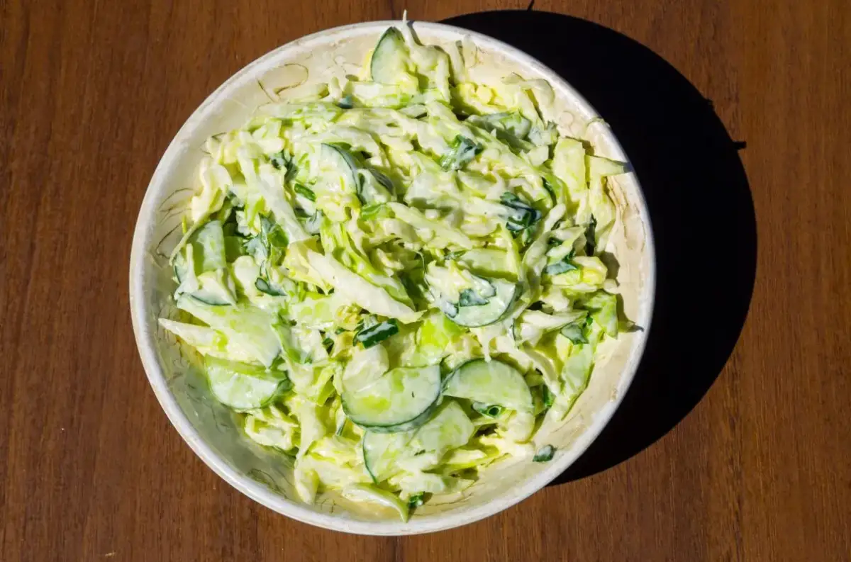 Szybka i zdrowa surówka z lodowej sałaty jak zrobić w 10 minut