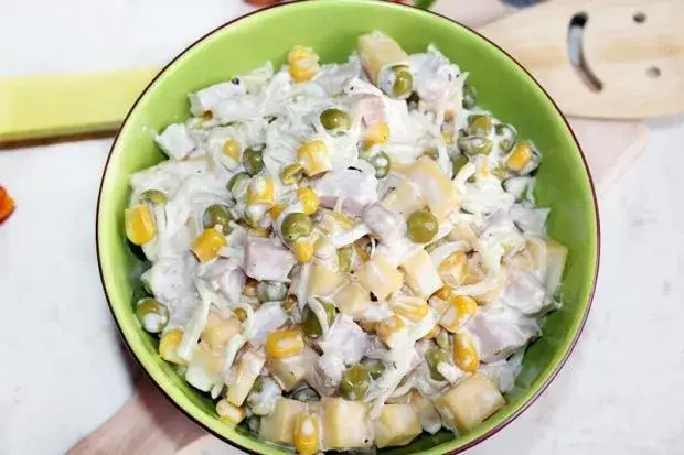 Sekret sałatki z selera konserwowego: przepis, warianty, triki
