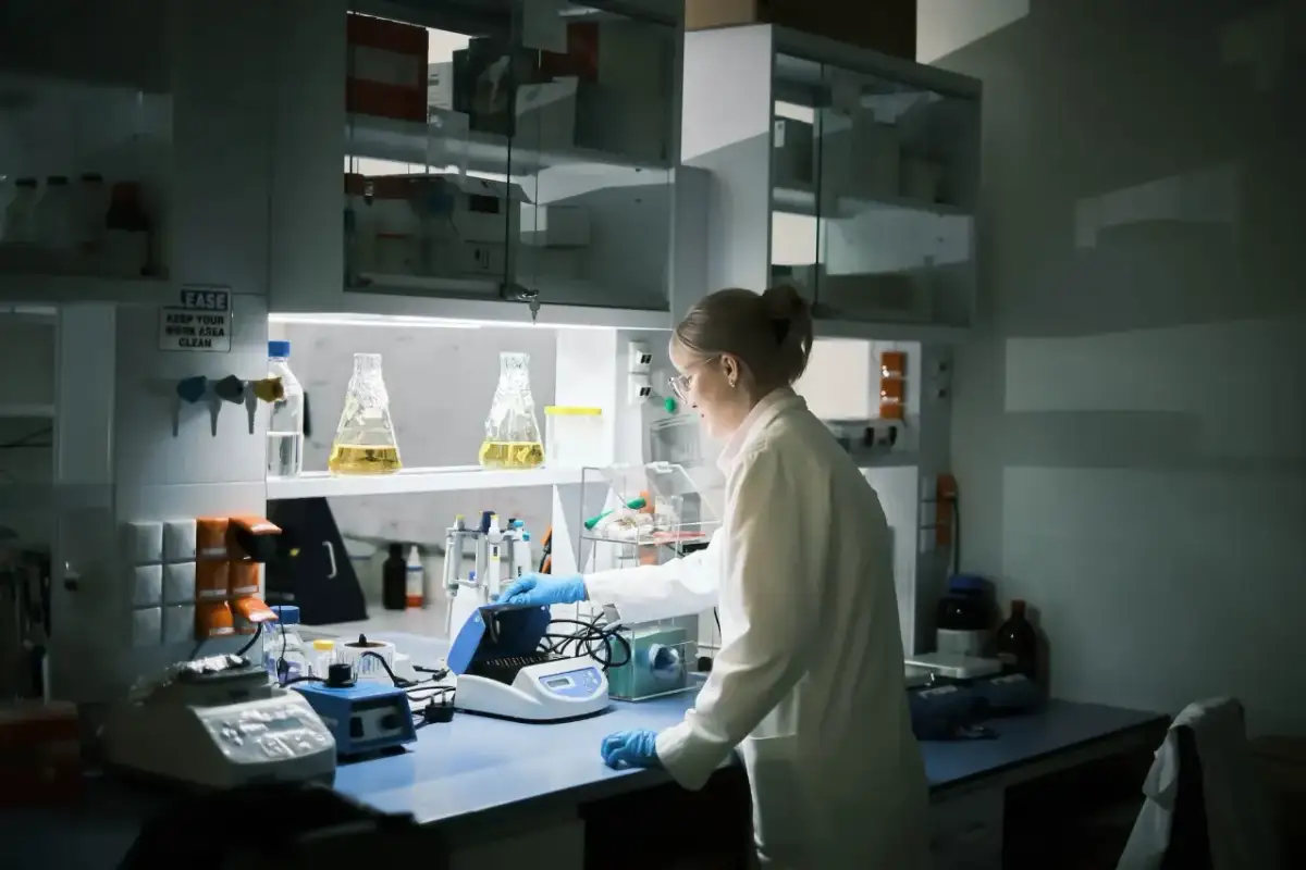 Analityka medyczna: Co po studiach? Kariera, zarobki, przyszłość