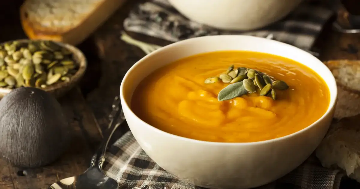Aksamitna zupa z dyni, bogata w witaminy, ozdobiona pestkami dyni i listkiem szałwii. Właściwości zdrowotne tej potrawy doceni każdy.