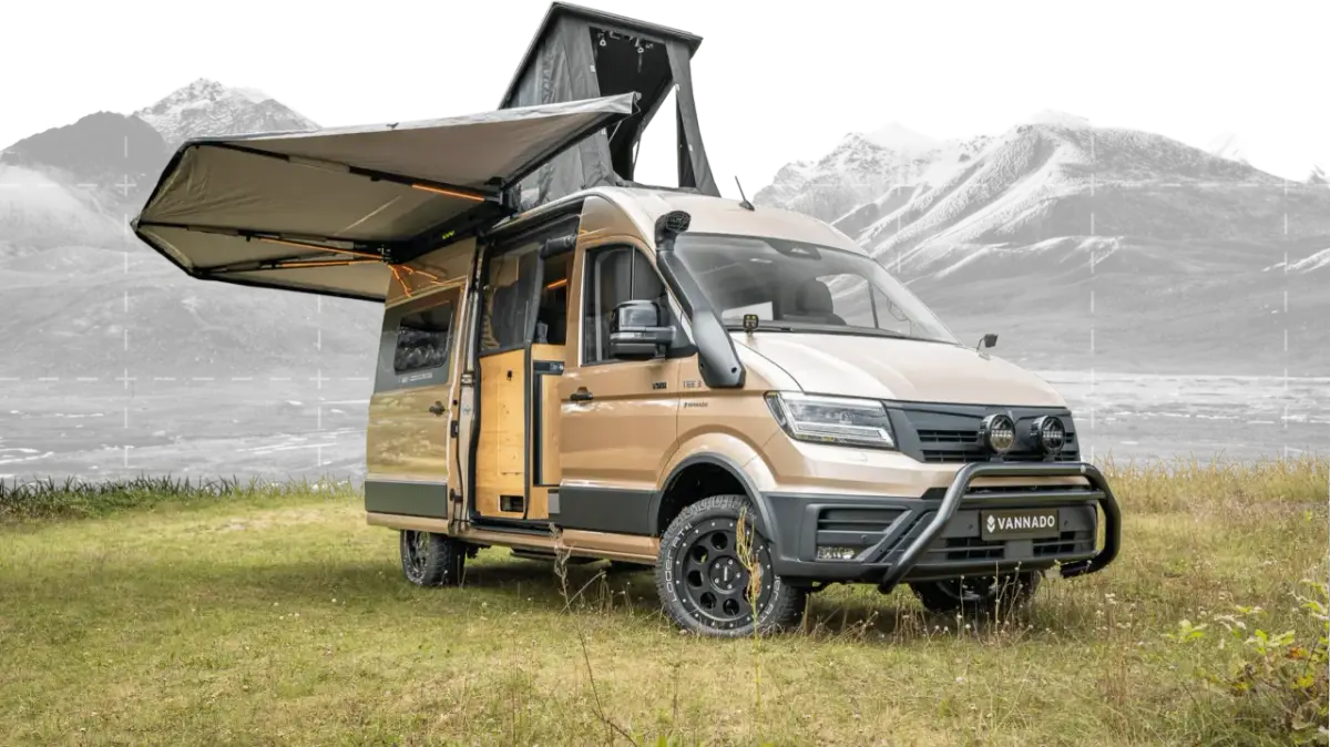 Gotowy na przygodę? Te kampery terenowe z wysuwanym dachem i markizą zapraszają do odkrywania dzikiej przyrody.