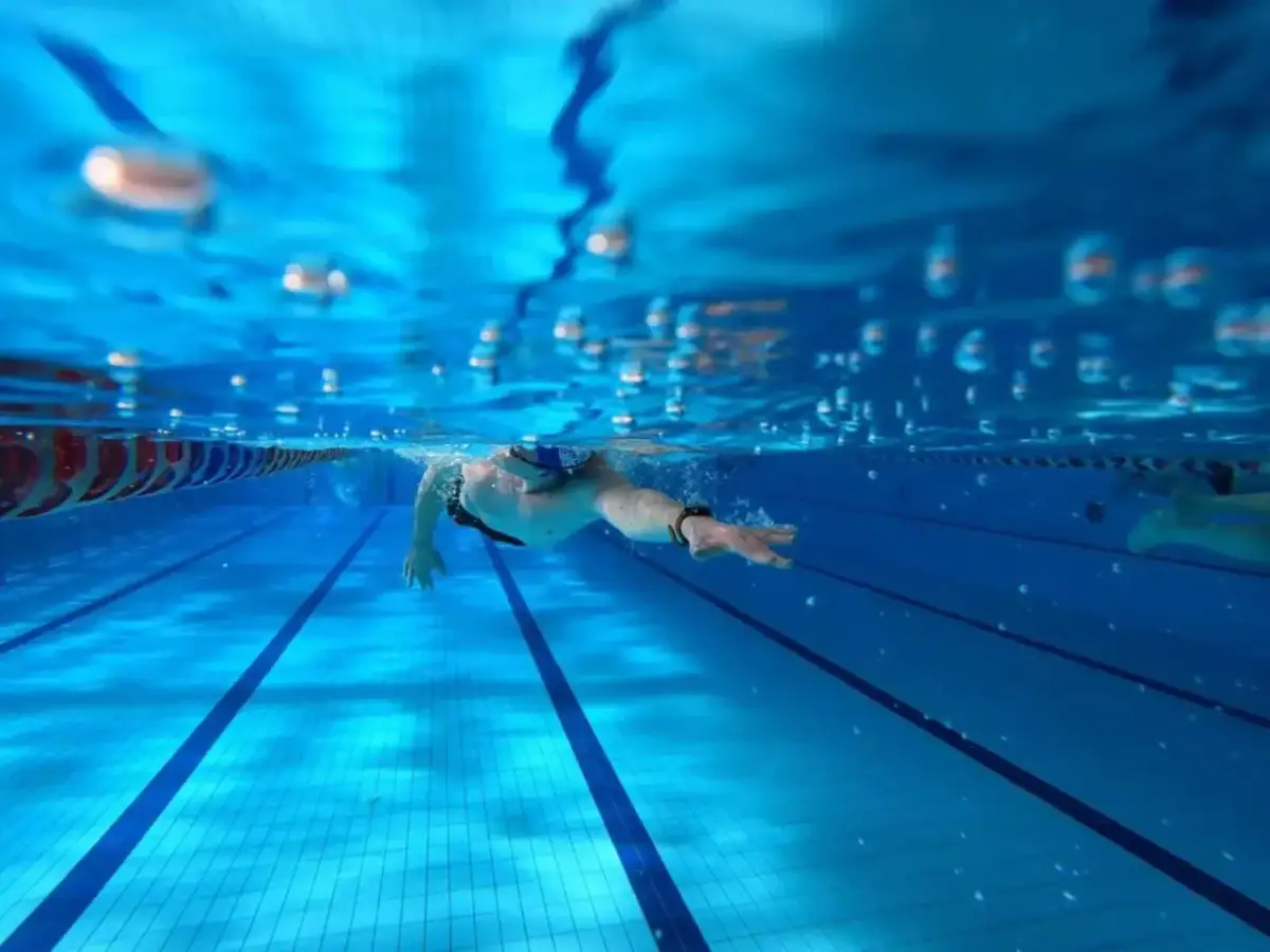 Nauka pływania dla dorosłych: ile kosztuje i jak zaoszczędzić?