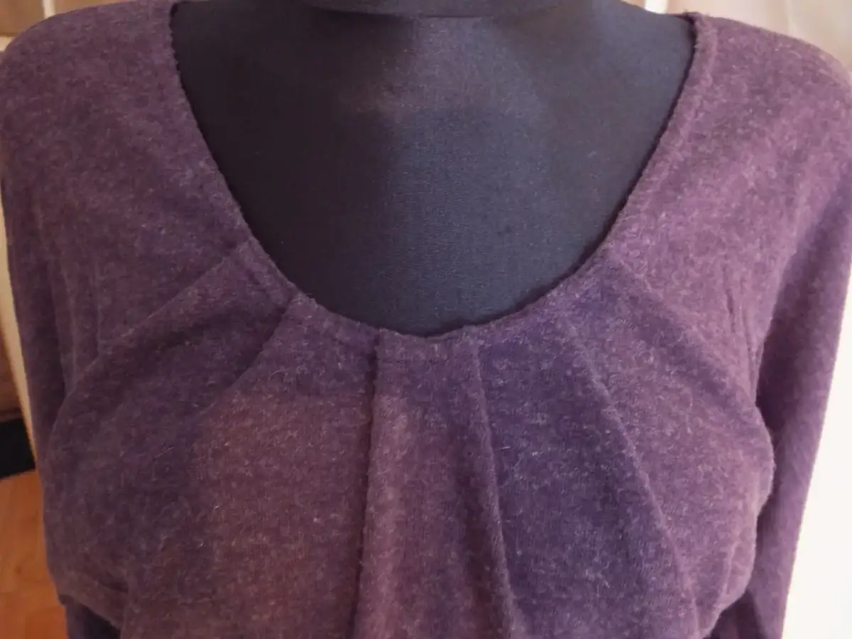 Jak zmniejszyć dekolt w bluzce? Proste sposoby na skromniejszy wygląd