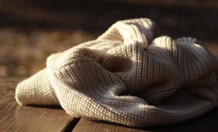 Jak skurczyć sweter w prosty sposób - skuteczne metody na każdy materiał