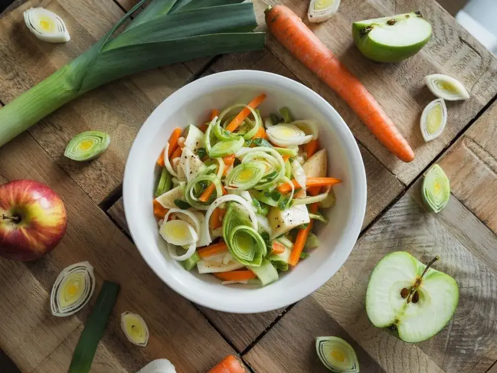 Jak sparzyć pora do sałatki, by zachować jego chrupkość i smak